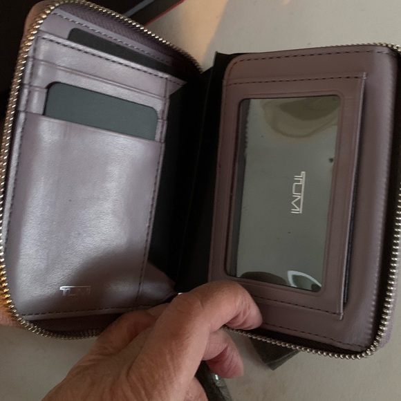 BRAND NEW Tumi Purple Wallet Compact Leather Design with Box - Picture 3 of 5